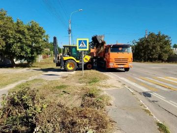 Забота о чистоте: как прошёл рабочий день в МКУ «Азовкоммунсервис»