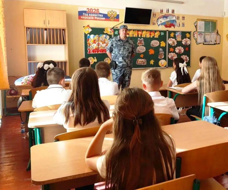Сотрудники Херсонского ЛО МВД России на транспорте провели профилактические уроки для школьников