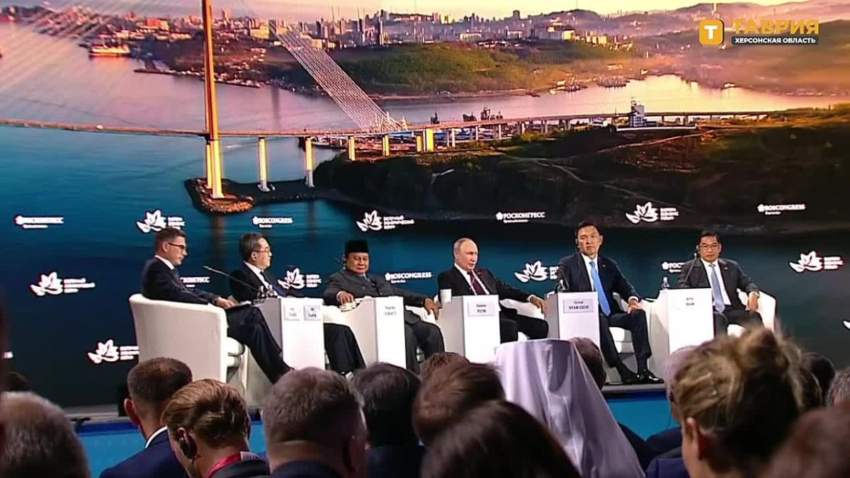 Контакты России с Украиной продолжаются, прежде всего, по линии спецслужб, сообщил Владимир Путин