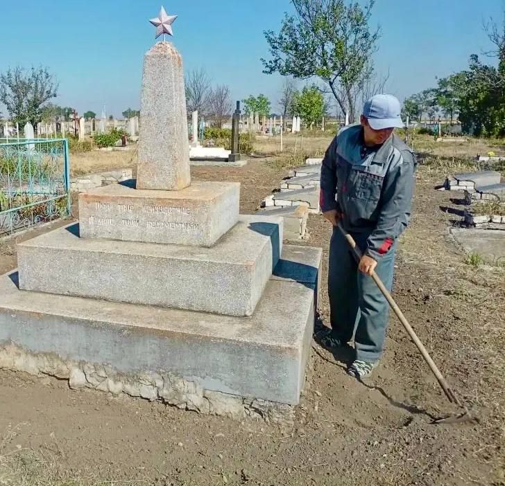 Работники коммунального учреждения привели в порядок братские захоронения и мемориалы в Горностаевском округе