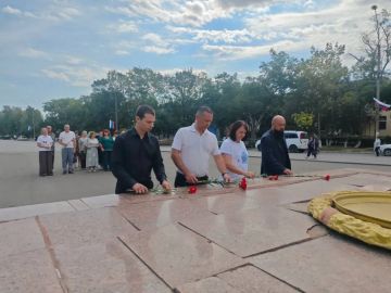 День памяти и славы. Председатель Совета депутатов Алексей Козубский, депутат Совета депутатов Татьяна Крышко, сотрудники Администрации и активисты партии Единой России почтили память героев минутой молчания и возложили...