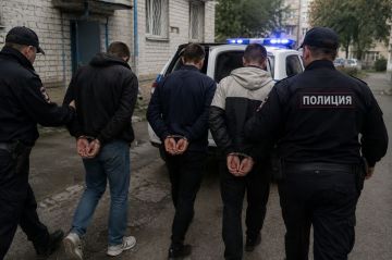 Продали карты за пару тысяч — теперь пойдут под суд: в Геническом округе накрыли троих дропперов