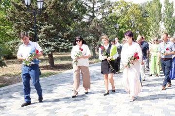 Цветы и детские игрушки: в Геническе почтили память жертв трагедии в Беслане