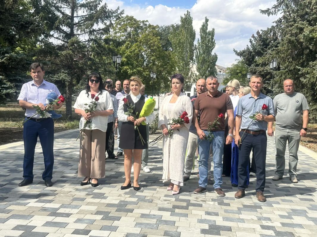 В День солидарности в борьбе с терроризмом, вместе с главой Генического округа Херсонской области Юлией Семякиной, заместителем Председателя Правительства Сергеем Николаевичем Черевко и заместителем губернатора Херсонской...