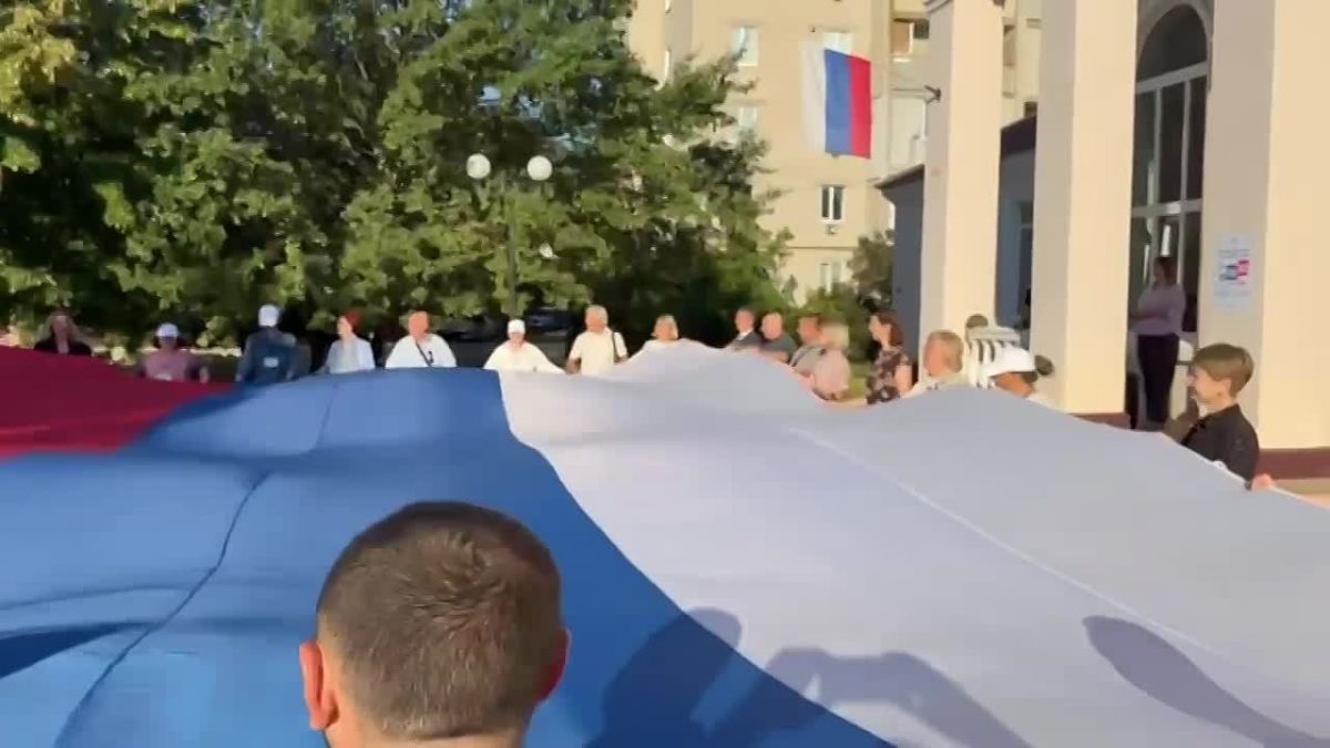 В Таврийске в первый день выборов развернули огромный флаг России