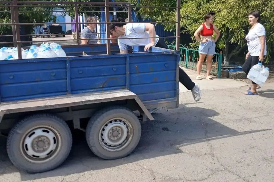 В села Херсонщины доставили бутилированную воду