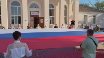 В Таврийске в первый день выборов развернули огромный флаг России