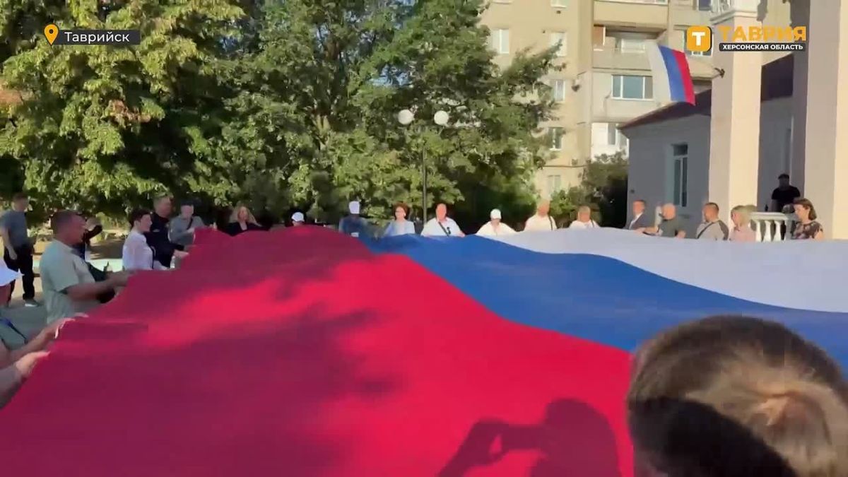 В Таврийске развернули Государственный флаг Российской Федерации в день начала досрочного голосования на выборах в Госдуму