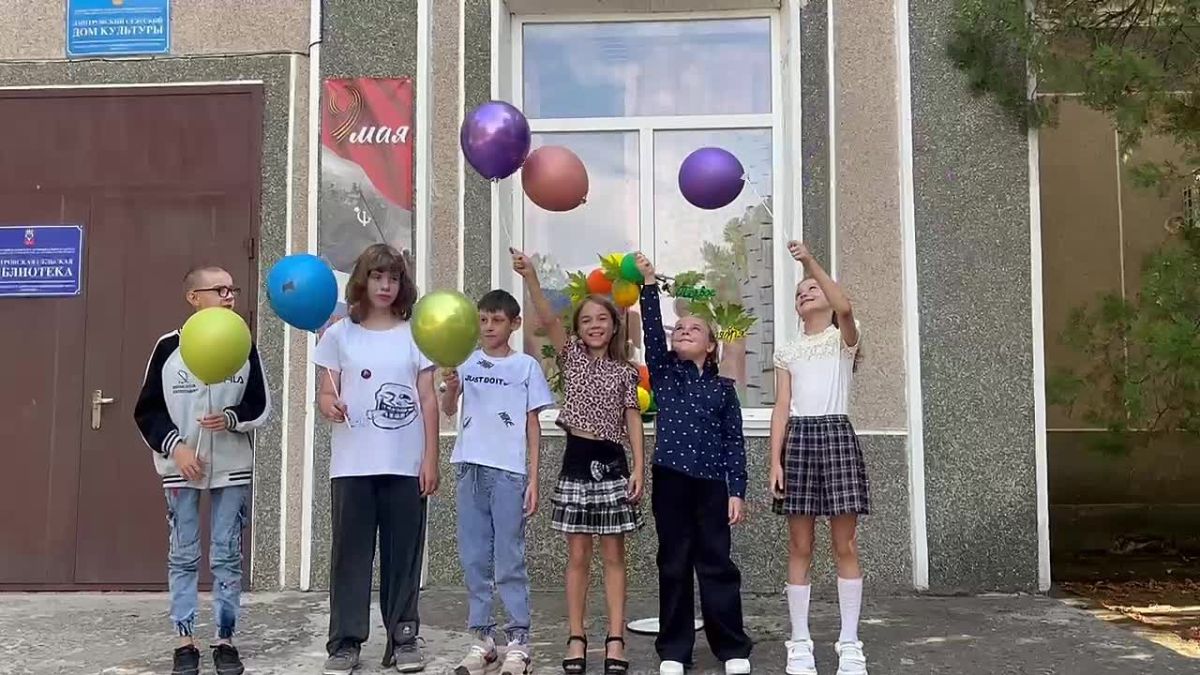 Работники культуры села Дмитровка поздравили школьников с началом учебного года