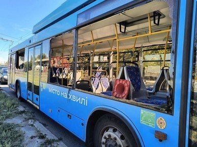 У соседей..... В Николаеве в результате утреннего удара повреждены два троллейбуса марки «Днепр». Обошлось без пострадавших среди водителей и людей в салонах, однако транспорт получил серьезные повреждения окон и конструкций