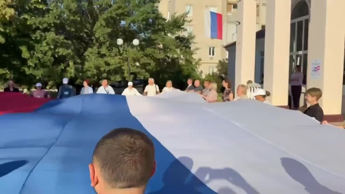 В Таврийске в первый день выборов развернули огромный флаг России