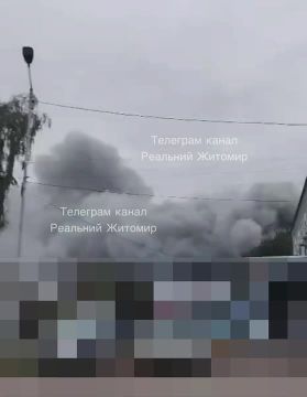 Видео масштабного пожара после прилёта по терминалу "Новой почты" в Житомире