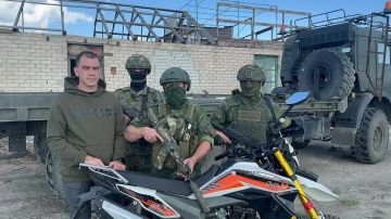 Первый секретарь Херсонского областного отделения КПРФ Рамиль Замалетдинов на передовой встретился с военнослужащими группировки «Днепр». Военнослужащие получили гуманитарную помощь от фонда «За Победу» и сенатора Российской...