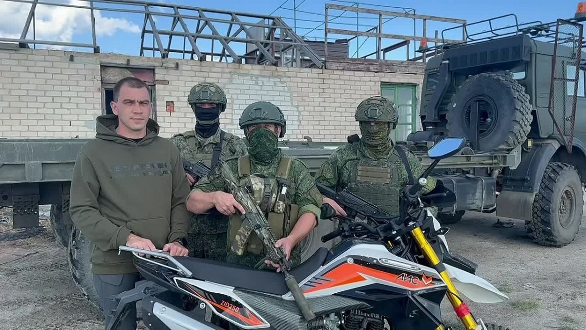 Первый секретарь Херсонского областного отделения КПРФ Рамиль Замалетдинов на передовой встретился с военнослужащими группировки «Днепр». Военнослужащие получили гуманитарную помощь от фонда «За Победу» и сенатора Российской...