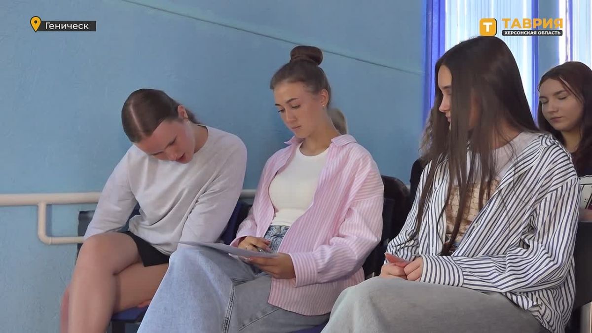 В День начала блокады Ленинграда активисты "Молодой гвардии" провели в школе Геническа интерактивное занятие для учеников
