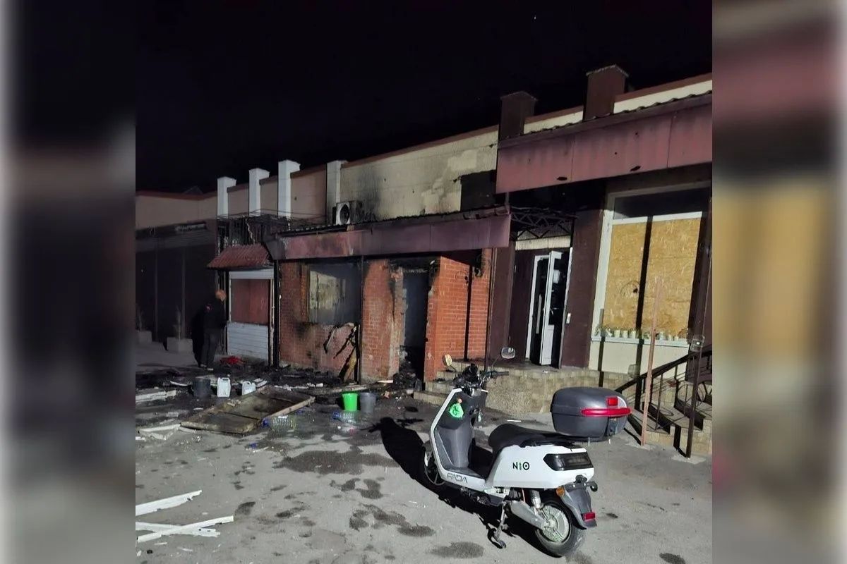 Центральный рынок Каховки загорелся после обстрела ВСУ