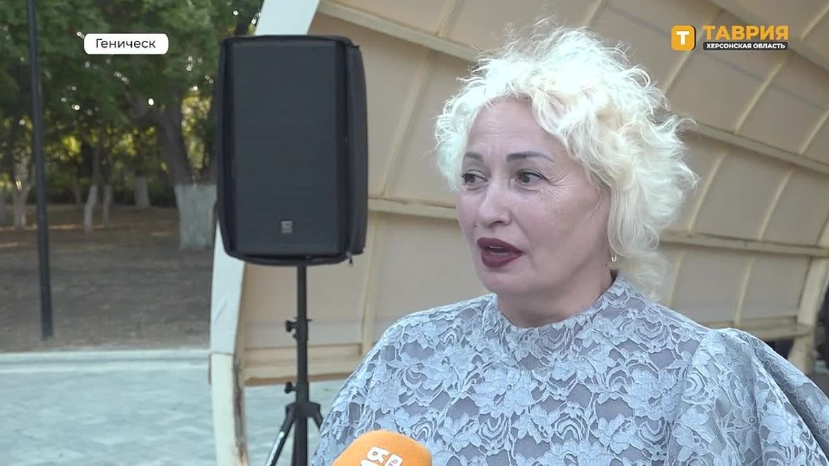 Артисты Херсонской областной филармонии представили жителям и гостям Геническа новую программу "Вечер дуэтов"