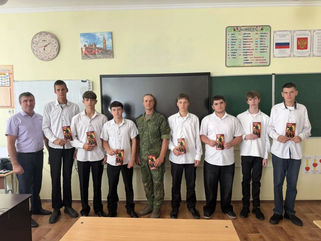 Важная встреча в Приморской школе: выпускникам рассказали о поступлении в командное училище