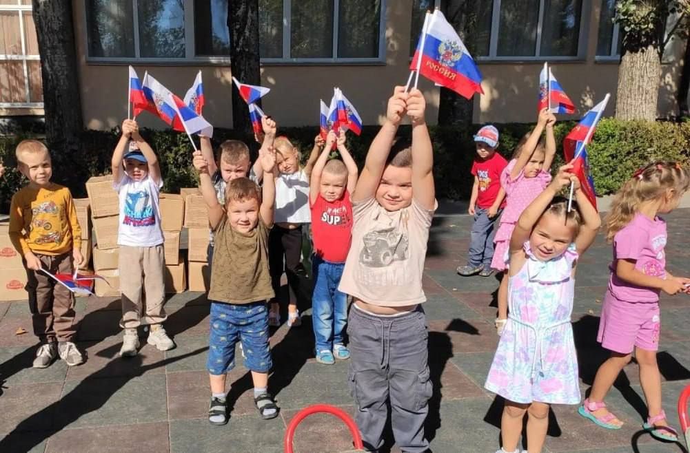 Бойцы Крымского полка передали сладости и подарки воспитанникам Скадовского детского сада «Колокольчик»