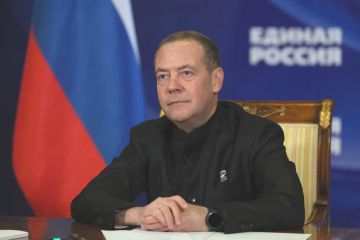 Владимир Сальдо: Сегодня день рождения отмечает заместитель председателя Совета Безопасности Российской Федерации, председатель партии «Единая Россия» Дмитрий Медведев