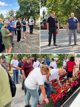 Коллектив «Облводоканала» провёл возложение цветов у памятника