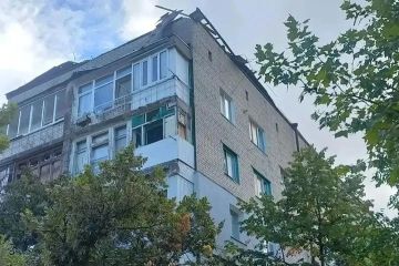 Жилой дом и административное здание повреждены при обстреле Новой Каховки