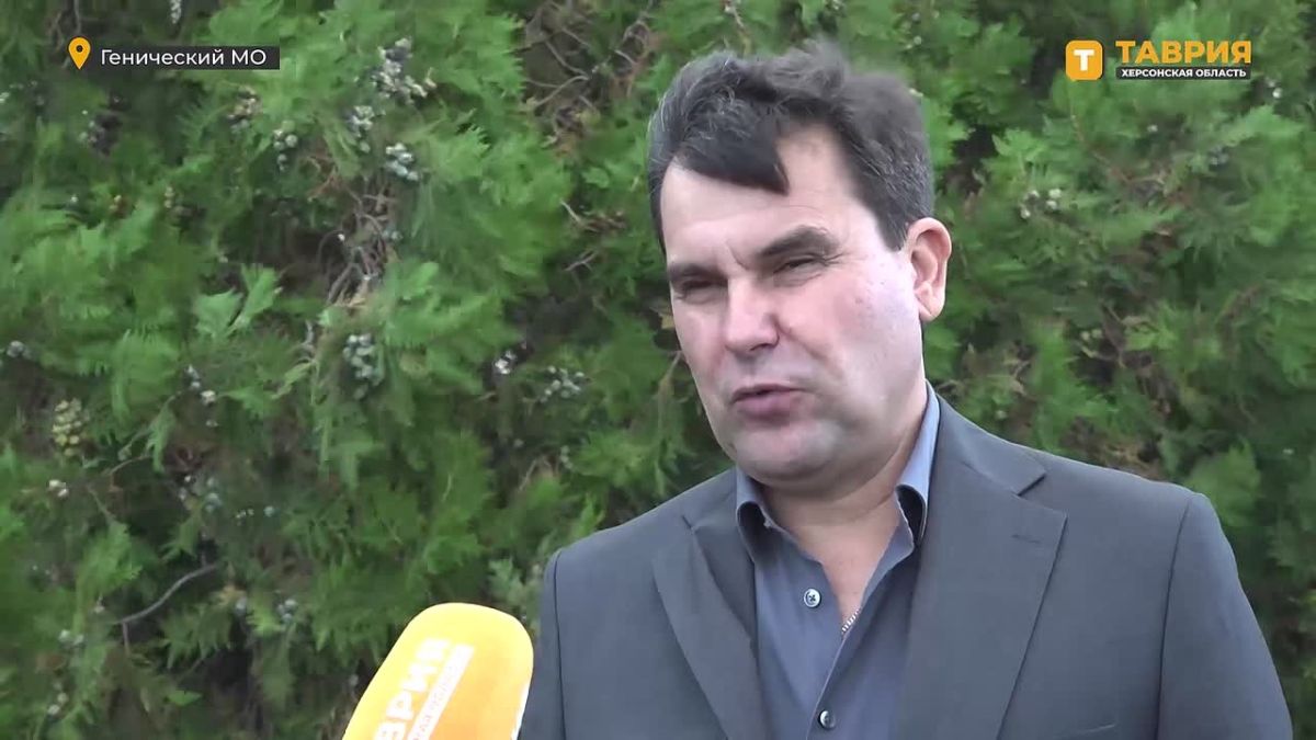 В Геническе Народный фронт передал девять генераторов образовательным организациям