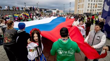 Молодежь Донбасса развернула 200-метровый флаг России в Екатеринбурге