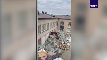 ВСУ дважды сбросили боеприпасы на здание школы в Великих Копанях Херсонской области, никто не пострадал, сообщил губернатор Владимир Сальдо