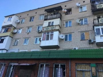 В результате атаки БпЛА в городе Новая Каховка повреждены многоквартирный дом и функционирующий магазин