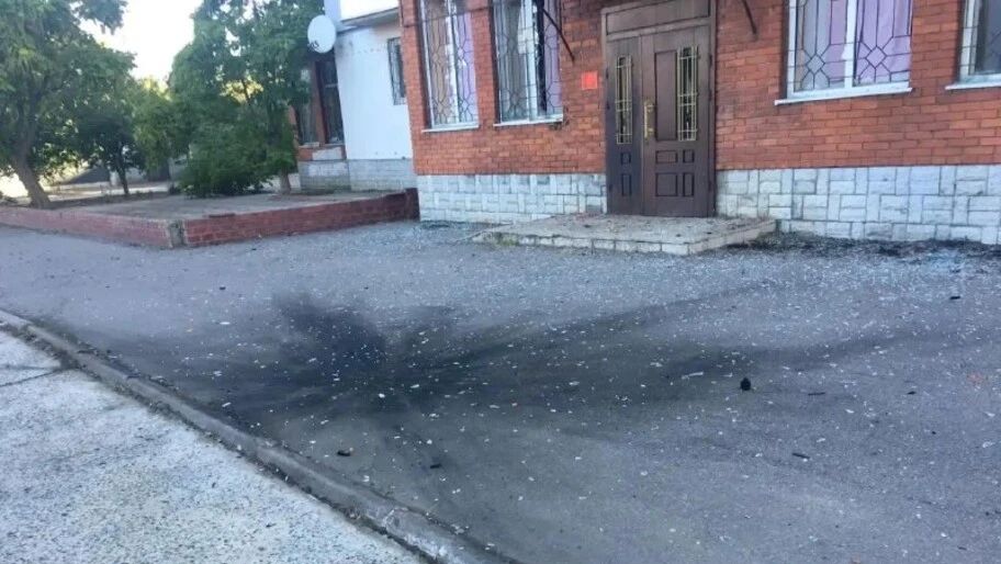 Многоквартирный дом и магазин повреждены в Новой Каховке из-за атаки ВСУ