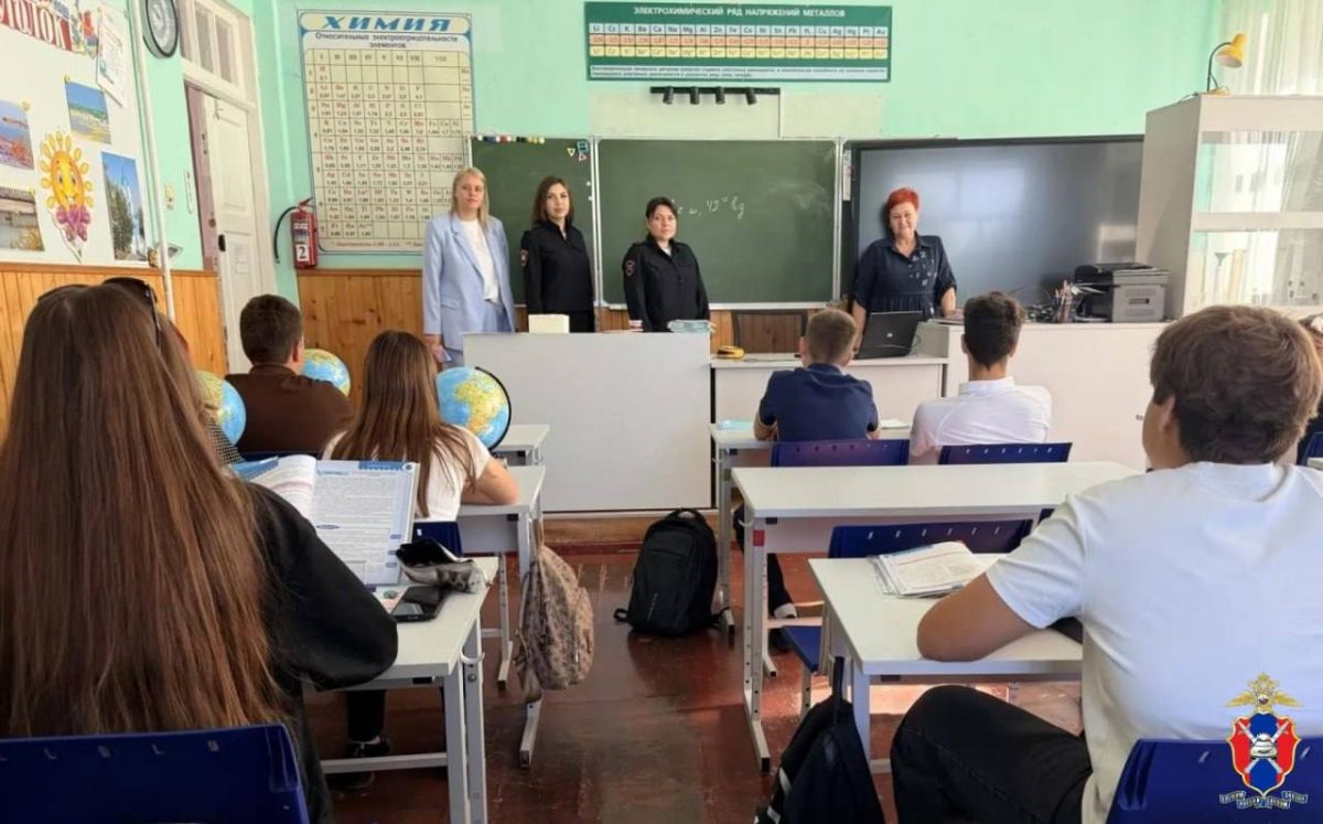 В Геническом округе Херсонской области сотрудники Госавтоинспекции провели профилактическую беседу со школьниками