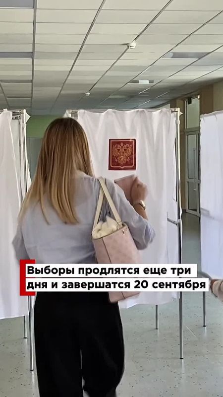 На «молодежном» избирательном участке юноши и девушки пришли проголосовать с флагами России и бело-сине-красными шарами