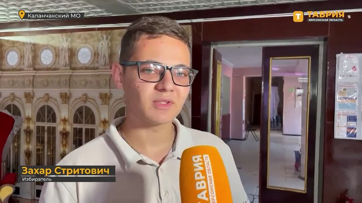 "Пришел голосовать впервые": юные избиратели приходят на выборы в Госдуму