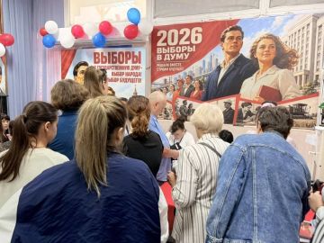 Назад в 60-е: в Геническе избирательный участок превратили в машину времени