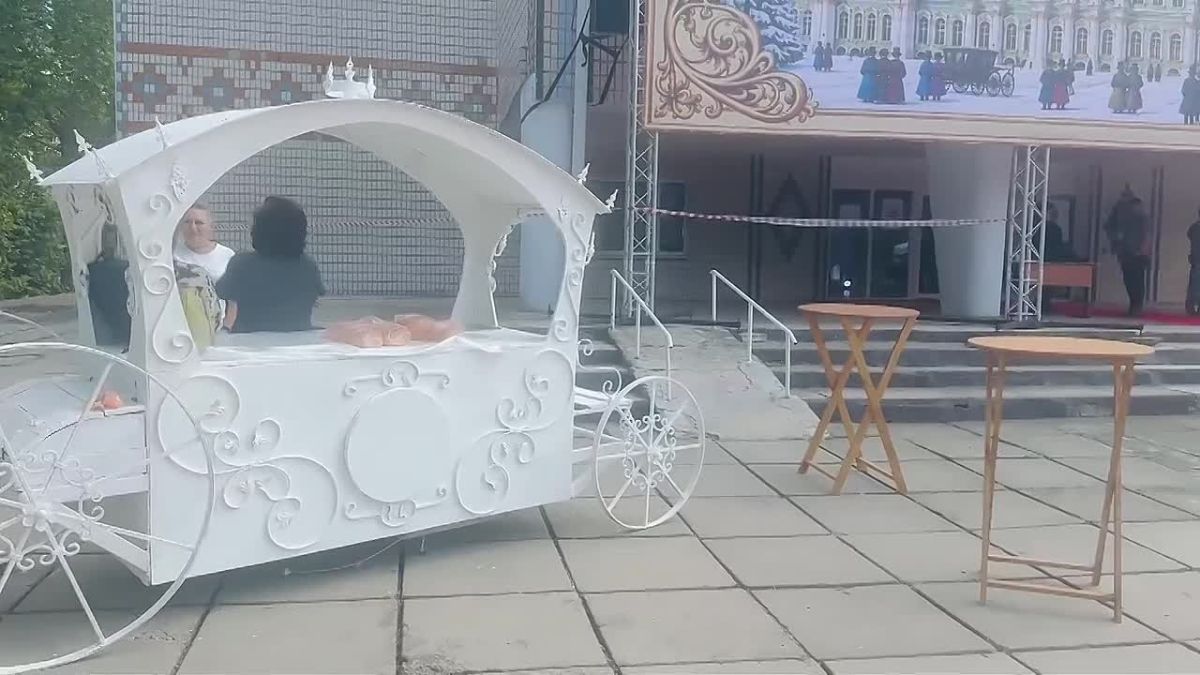 В Каланчаке избирателей встречает Екатерина II