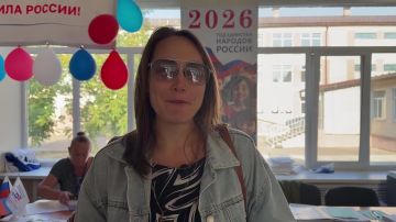 Первым делом — на выборы. Избирательница Алина пришла на участок с самого утра, перед работой, чтобы принять участие в голосовании
