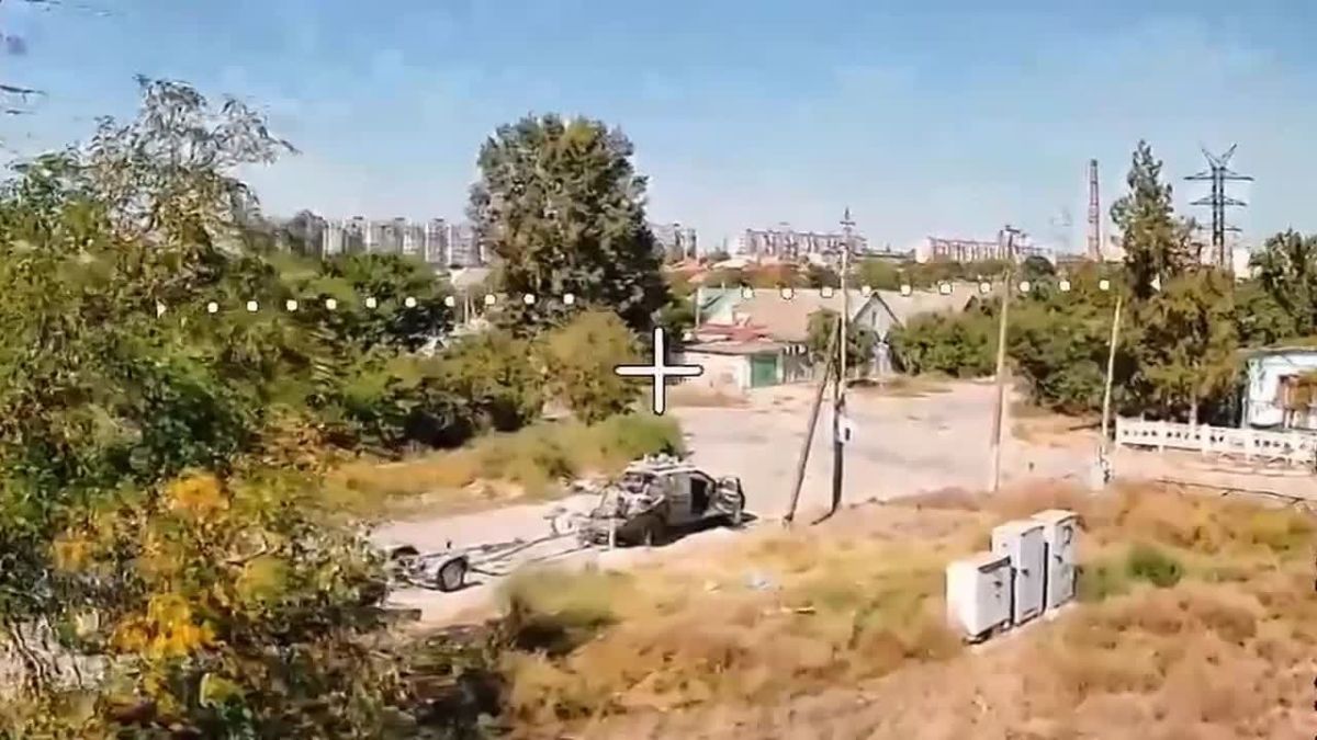 Российские дроноводы сожгли вражеский автомобиль и плавсредства ВСУ на правом берегу Днепра