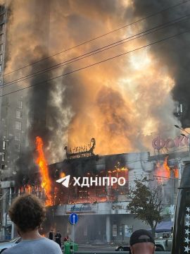 В Днепропетровске вчера вспыхнул сильный пожар после взрыва в торговом центре «Новый континент» на набережной Победы