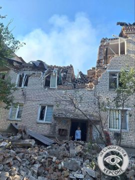 13-летний мальчик у своего разрушенного ВСУшниками дома в Алешках