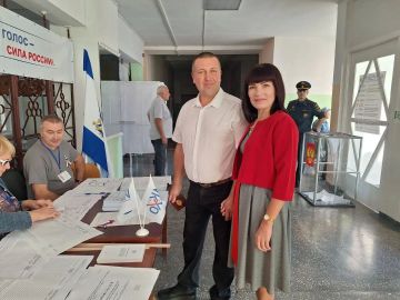 На избирательный участок вместе со своим супругом пришла депутат Совета депутатов местного совета фракции Единая Россия Алёна Дмитерко