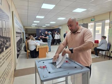 Депутат Совета депутатов Чаплинского округа от фракции Единая Россия Севада Карапетян принял участие в голосовании