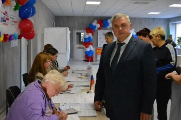 В дни голосования глава Нижнесерогозского округа, член Генсовета Партии и секретарь местного отделения Единой России Владислав Никитенко, сделал свой выбор на одном из избирательных участков округа