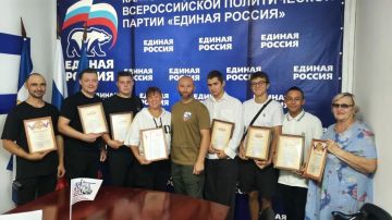 В Каховском округе наградили помогающих с доставкой воды волонтеров