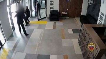 Шестеро подростков напали на охранников в центре Москвы