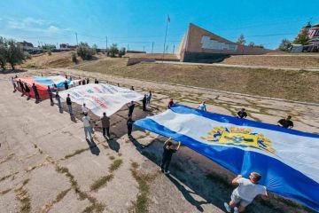 Молодежь Херсонщины развернула флаги России