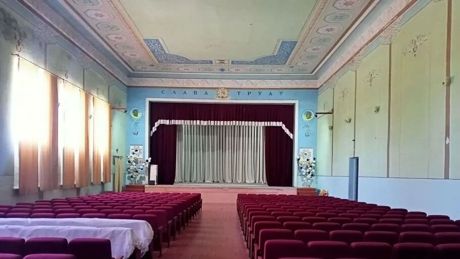 В сельском Доме культуры Генического округа обновили сцену и кресла для зрителей