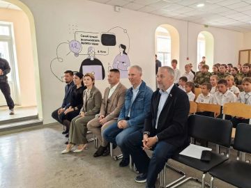 Константин Басюк: С губернатором Херсонской области Владимиром Сальдо, главой Скадовска Александром Дудкой и уполномоченным по правам ребенка в Херсонской области Ириной Кравченко провели церемонию вручения знамени...