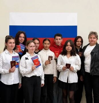 В Великолепетихском округе прошла церемония вручения первых паспортов девяти молодым жителям в рамках программы "Мы — граждане России!"