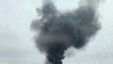 Херсон, вчера.. В центре города, ближе к рынку, были сильные взрывы. Пожар, черный дым, и это несмотря на дождь. Потом взрывы стали происходить в Днепровском районе